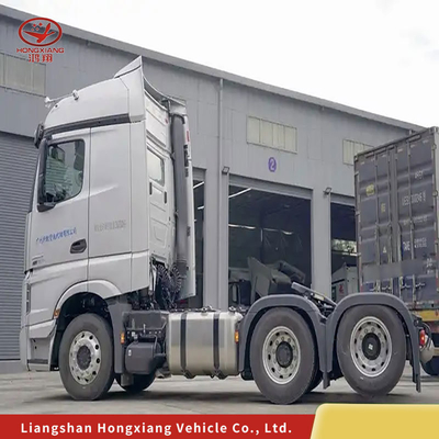 Caminhão-trator de transporte branco com grande capacidade do motor e design de pneus sem tubos