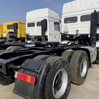 Tractor HOWO T7 com direcção esquerda em bom estado e capacidade de carga de 8,2 toneladas