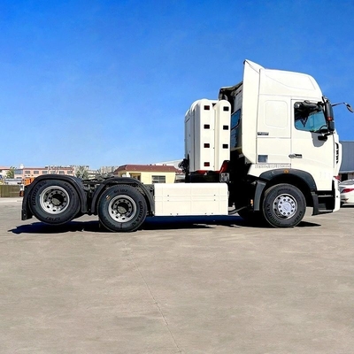 Tractor HOWO T7 com direcção esquerda em bom estado e capacidade de carga de 8,2 toneladas