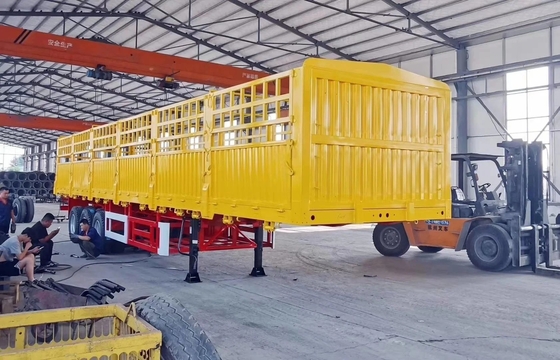 Transporte leve de bovinos/cavalos/ovinos Semirreboque de 3 eixos com estaca e vedação de aço