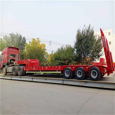 Caminhão de carga pesada 3 eixos de cama baixa Lowboy Flatbed Semi Trailer Truck com elevador hidráulico e pescoço de galinha